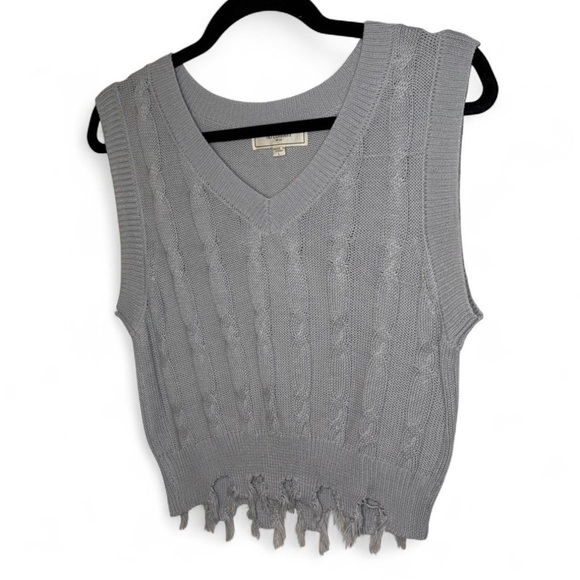 No Comment Grey Distressed Hem Cable Knit Sweater Vest Size Large - Picture 2 of 4